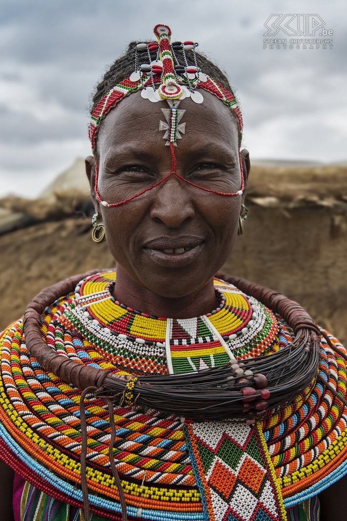 Kisima - Samburu lmuget - Vrouw Sommige getrouwde Samburu vrouwen dragen nog steeds de traditionele mporro halsketting. In het verleden werden deze halskettingen gemaakt van het haar van giraffen staarten maar tegenwoordig gebruiken ze vezels van palmbladeren. Vrouwen dragen bijna altijd eenvoudige metalen oorringen. Stefan Cruysberghs